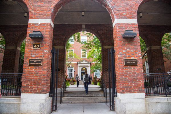 شهر نیو یورک SEPT 12 2013 ورود به دانشکده حقوق دانشگاه نیویورک در منهتن NYU در سال 1835 تاسیس شد و قدیمیترین مدرسه حقوق در شهر نیویورک است