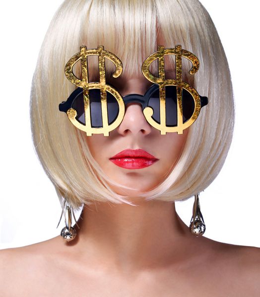 دختر پول مدل مد با عینک آفتابی طلا شکل گرفته در علامت دلار زن جوان پر زرق و برق دار با مدل کوتاه کوتاه bob جدا شده بر روی سفید مفهوم مالی
