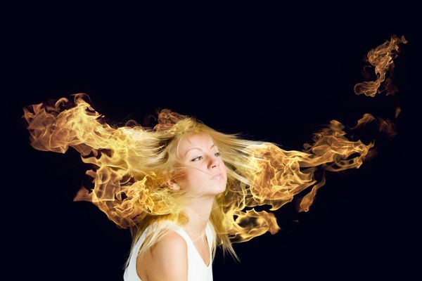 دختر جذاب جوان با موی سوزش با آتش