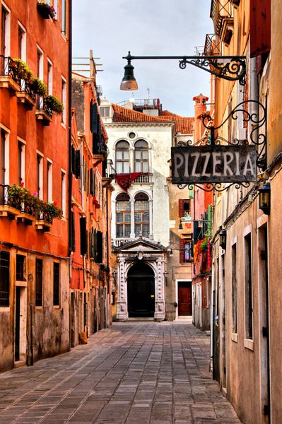 خیابان Quaint در تاریخی ونیز ایتالیا با نشانه پیتزا فروشی
