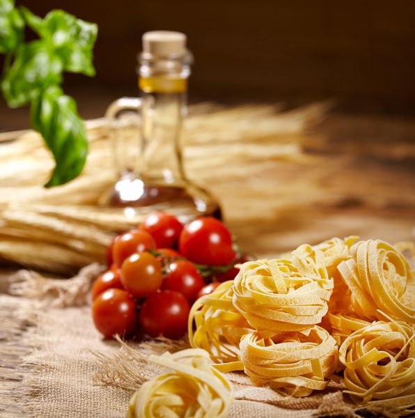 پس زمینه ایتالیایی مواد غذایی با گوجه فرنگی انگور ریحان اسپاگتی