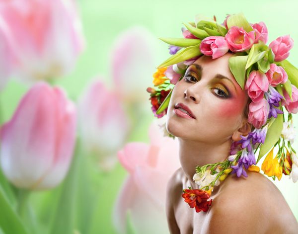 پرتره زن زیبایی با تاج گل از گل در سر بیش از پس زمینه سفید