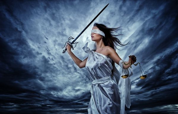 فمیده الهه عدالت با مقیاس و شمشیر پوشیدن چشم بسته به آسمان شدید طوفانی