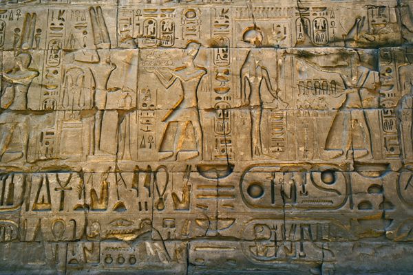هرج و مرج های باستانی روی دیوار معبد کرناک در روزگار مدرن اکسورور یا تپه های باستانی مصر