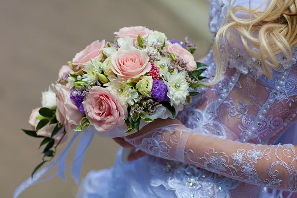 دسته گل عروسی در دست عروس