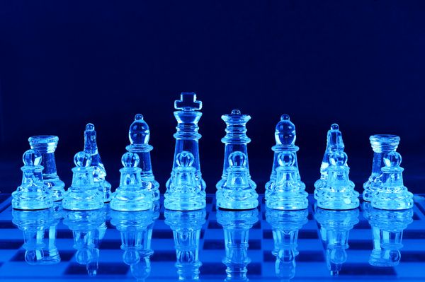 تکه های شطرنج بر روی تخته شطرنج
