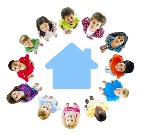 کودکان متنوع در دایره در اطراف نماد خانه