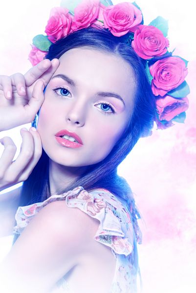 مد لباس یک دختر زیبا در یک گلدان گل رز و لباس تابستان نور بهار عاشقانه تابستان