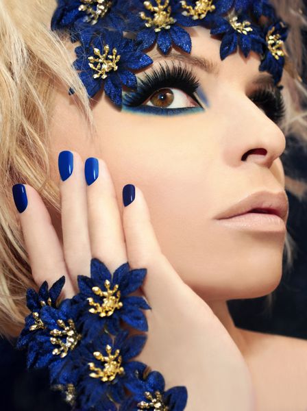 آرایش آبی لوکس و مانیکور بر روی دختر با مو و گل های تزئینی در سر او