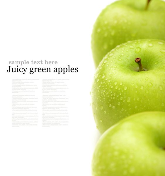 سیب سبز با آب قطره ماکرو نزدیک زمینه سفید