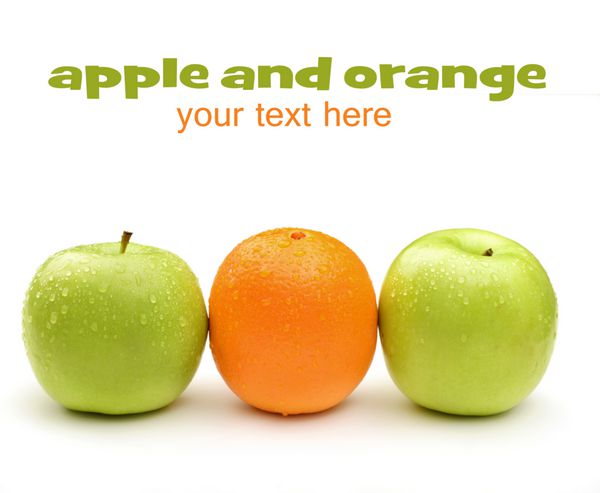 پرتقال و سیب سبز با آب قطره ماکرو نزدیک زمینه سفید