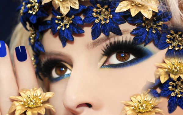 آرایش آبی برای چشم های قهوه ای با لوازم گل
