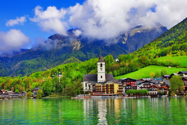 دریاچه سنت ولفگانگ دریاچه زیبا Alpine در اتریش