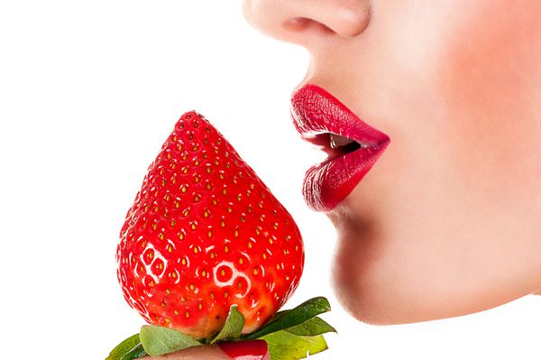 زن خوردن توت فرنگی لب قرمز
