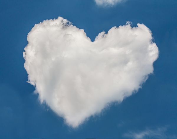 قلب به شکل ابرهای سفید در آسمان آبی