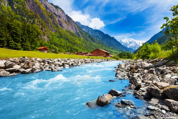 چشم انداز سوئیس با جریان رودخانه و خانه ها