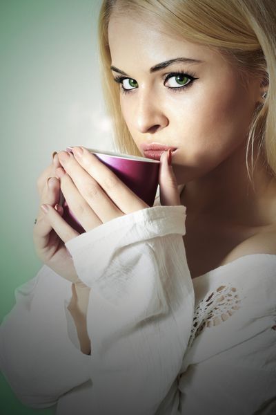 زن زیبا زن نوشیدن قهوه جام چای نوشیدن دختر