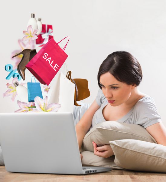 زن خرید آنلاین با استفاده از لپ تاپ خود را در خانه