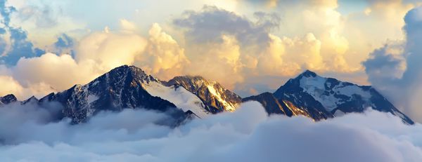 چشم انداز آلپی با قله های برف و ابرها بنر پانوراما