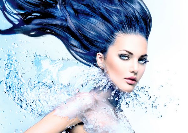 دختر مد مدل با یقه آب و موی بلند و آبی رنگ بلند زن فانتزی پری دریایی آب شیرین آب تازه
