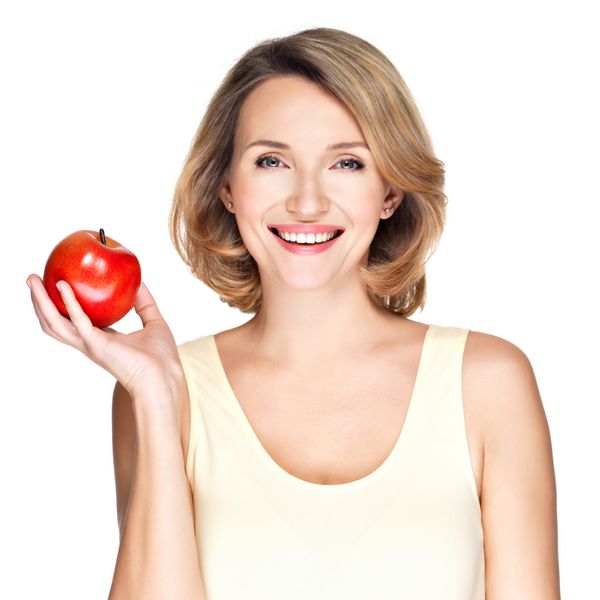 پرتره زن جوان سالم لبخند زدن با سیب سرخ جدا شده بر روی سفید