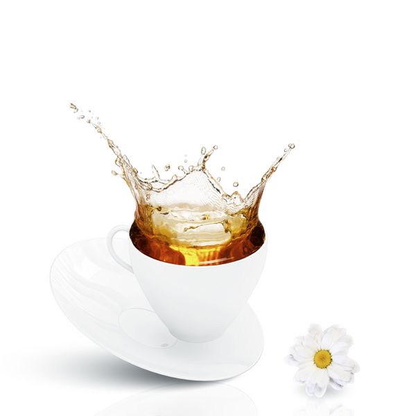 فنجان سفید چای بابونه بر روی زمینه سفید