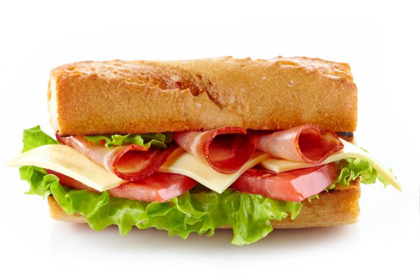 ساندویچ با گوشت و سبزیجات جدا شده بر روی زمینه سفید