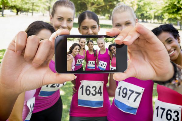 دست نگه داشتن گوشی های هوشمند نشان می دهد شرکت کنندگان زن اعتماد به نفس از ماراتن سرطان سینه