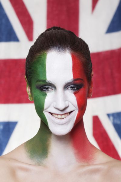 زیبا و شادباش ایتالیایی در طول دور با انگلیس