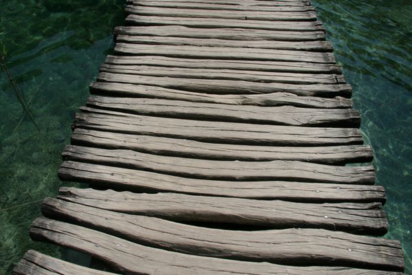 جاده چوبی در Plitvice Lakes در کرواسی