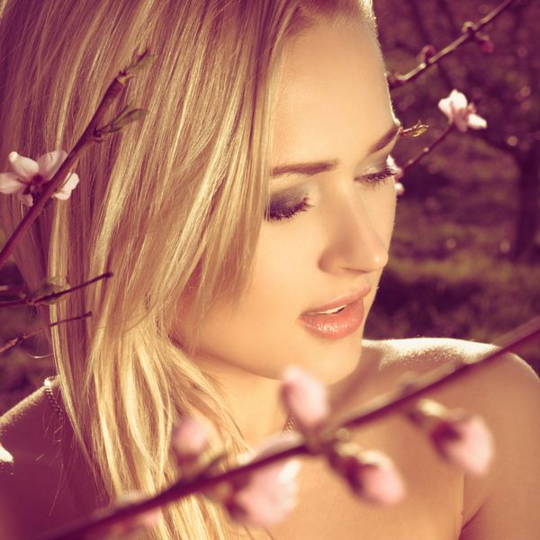 پرتره یک زن بهار چهره زیبا دختر رویا با گل های صورتی سبز در فضای باز طبیعت فصلی شاخه درخت و زیبایی طبیعی عکس با فیلترهای سبک instagram
