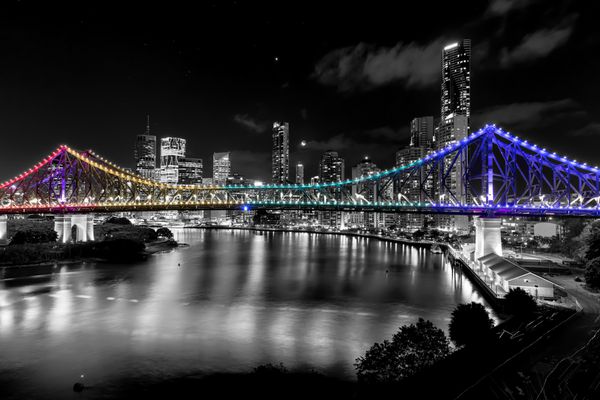 بریزبن استرالیا داستان شب یلدا نورهای چند رنگی صورتی زرد سبز بنفش با شهر سیاه و سفید