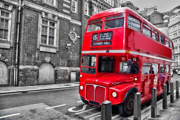 یک لندن قرمز دو طبقه اتوبوس مقدماتی در یک خیابان رنگ انتخابی