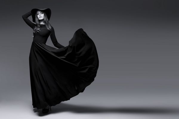 لباس مد بالا از زن زیبا در یک کلاه و لباس طولانی فلاور تصویر سیاه و سفید