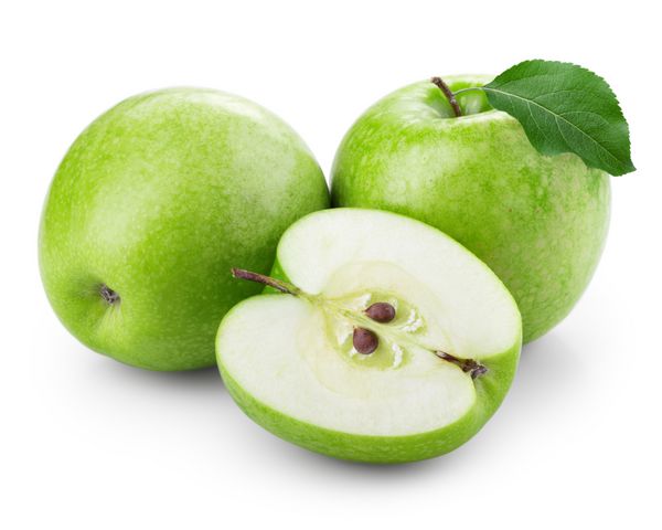 سیب های سبز با نیمه و برگ های جدا شده بر روی سفید