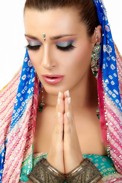 زیبایی قومی زن زیبا هندو با لباس های سنتی طلا و جواهر و آرایش دست در موقعیت نماز Namaste
