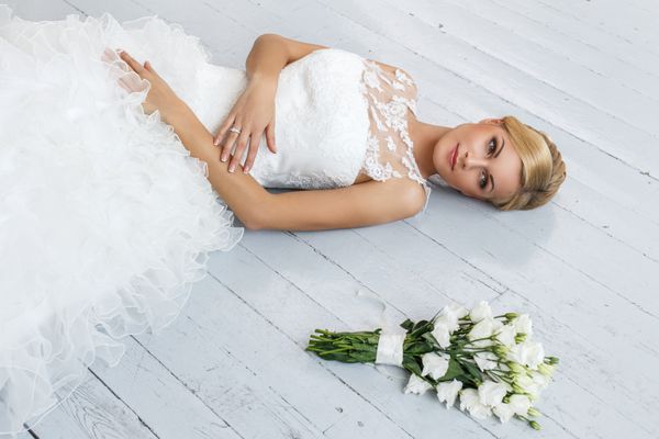 عروسی عروس جذاب با دسته گل زیبا