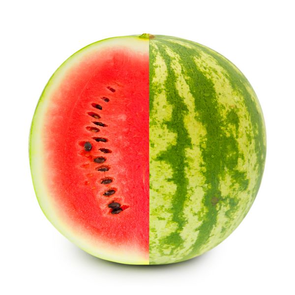 عکس از هندوانه برش جدا شده بر روی سفید