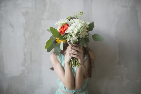 دسته گل عروسی در سبک عتیقه در دست عروس