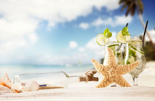 مفهوم تابستان با ساحل شنی نوشیدنی پوسته و ستاره دریایی
