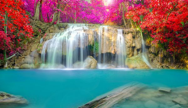 آبشار در جنگل عمیق در پارک ملی Erawan تایلند