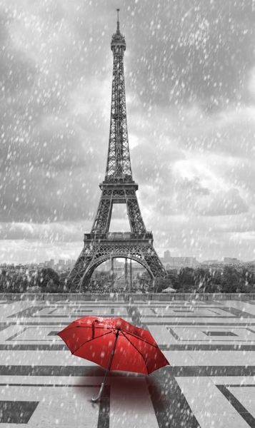برج ایفل در باران با چتر قرمز عکس سیاه و سفید با عنصر قرمز