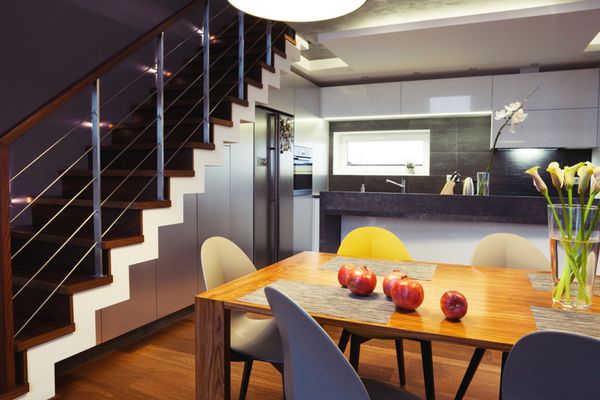 طراحی داخلی میز ناهار خوری و صندلی در آشپزخانه