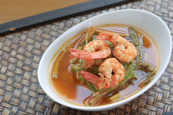 سوپ ترشی تایلندی با پاستای تمشک با میگو پخته شده است