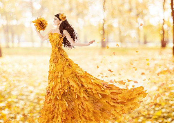 زن پاییز در مد لباس از برگ های سقوط افرا پرتره هنری در لباس زرد