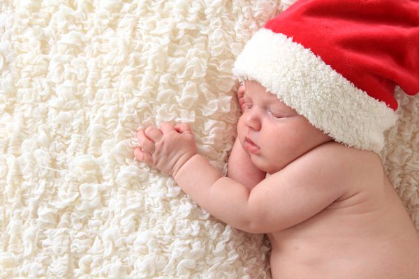 بچه کریسمس پوشیدن کلاه سانتا