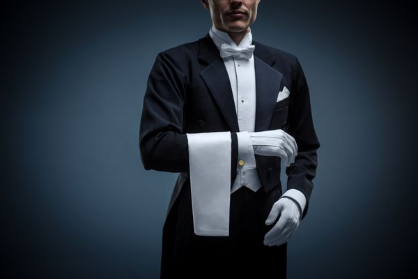 پیشخدمت در یک لباس دوشیزه در یک پس زمینه سیاه و سفید