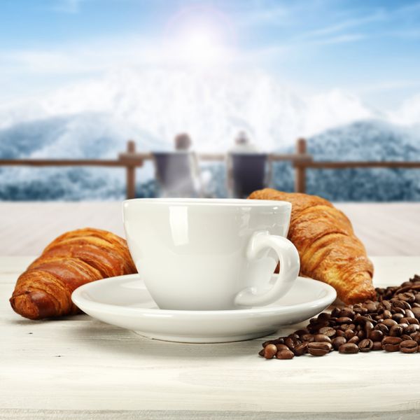 کیک قهوه و چشم انداز کوه زمستانی