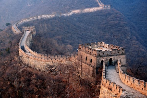غروب دیوار بزرگ بر کوه ها در پکن چین
