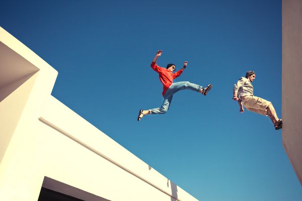 دو مرد شجاع از پشت بام پریدن و تاری حرکت کوچک